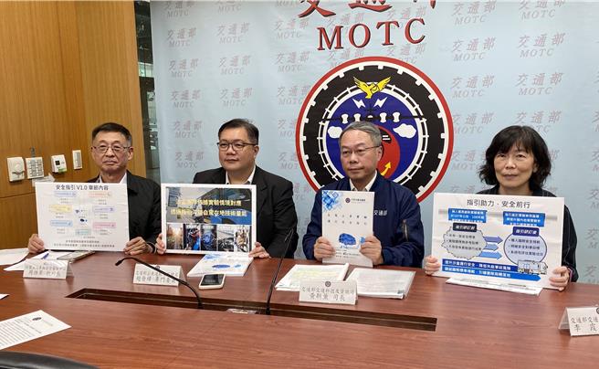 交通部14日公布自驾公车实验运行安全指引。（蔡明亘摄）