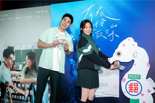詹怀云（左）及江齐14日出席电影活动，写下明信片投入海底邮筒。（红杉娱乐提供）