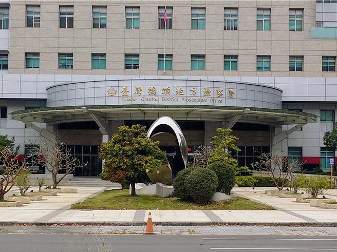 高雄1名谢姓男大学生，在社群平台结识未满12岁的国小女童，涉嫌诱使女童传送穿着内衣、甚至全裸等影像，桥头地检署依儿童及少年性剥削防制条例起诉。（任义宇摄）