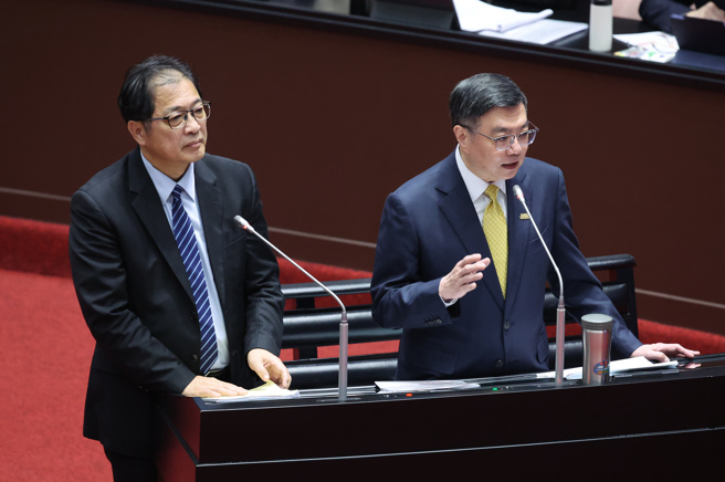 36名死囚提出了非常上诉，针对立委王世坚呼吁应尽快逐一检视，给全民一个交代，行政院长卓荣泰（右）与法务部长郑铭谦（左）上台答询，卓揆表示先前执行了一位死刑枪决，证明台湾并不是一个废死的社会，在合宪范中，只要符合法律就会执行。（姚志平摄）