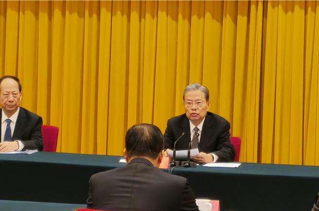 大陆今天举行《反分裂国家法》20周年座谈会，中共官员的发言内容堪称平和，包括全国人大委员长赵乐际（前排右）和大陆国台办主任宋涛的发言，都只是心平气和的指出大陆将不断强化用法律惩戒台独，并没有回应赖清德总统13日的言论。（蓝孝威摄）