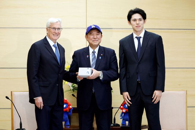 佐佐木朗希（右）與道奇老闆華特（Mark Walter，左）拜訪日本首相石破茂（中）。（圖／路透）