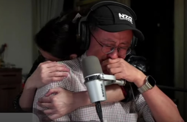 「上班不要看」创办人呱吉提及收摊原因，一度在直播镜头前泪崩。（图／YT@呱吉）