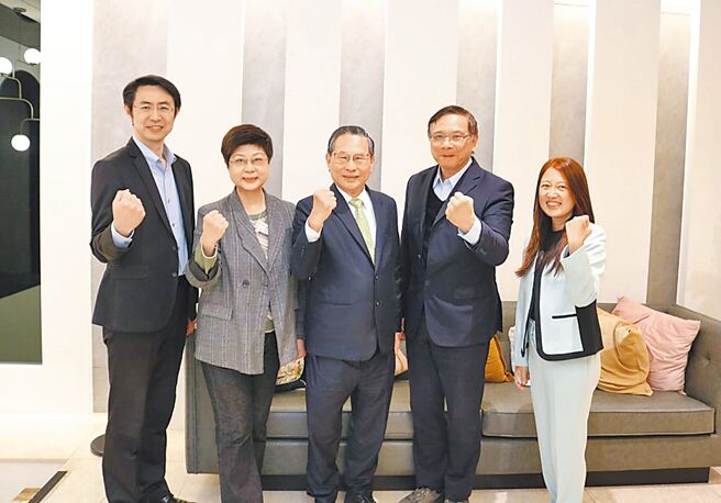 台灣產業科技推動協會（TITA）以推動「台灣產業技術升級」為宗旨，實現技術深耕台灣、布局全球之願景；圖左起為TITA秘書長劉韋博、執行長林志潔、理事長涂醒哲、副理事長張鴻德、理事陳詩寧。圖／台灣產業科技推動協會提供