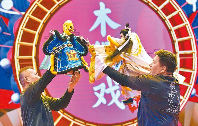 赖清德总统将大陆定义为「境外敌对势力」，两岸交流恐全面限缩。图为两岸非物质文化遗产交流活动。（中新社）