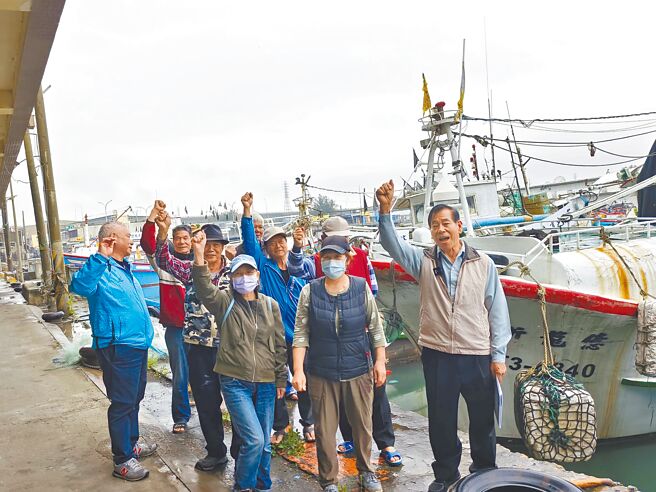 中油第三天然气接收站预计月底试营运，桃园新屋永安讨海人协会理事长杨门圈（右一）13日抗议中油太敷衍，希望能与渔民好好沟通。（赖佑维摄）