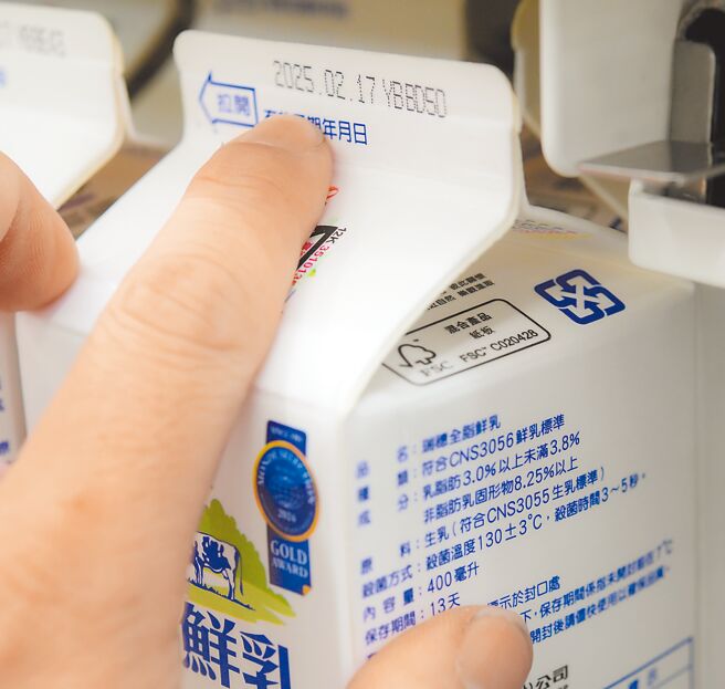 行政院上个月定调，保存期限在14天以下才能标示鲜乳。图为国产现有通路之鲜乳及其标示。（本报资料照片）