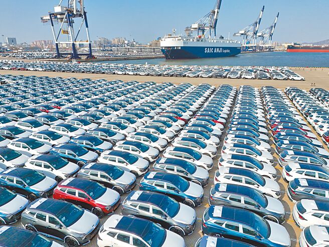 儘管面臨歐盟加徵關稅等國際貿易壁壘，大陸電動汽車市場在2月以76％的同比增長引領全球消費熱潮。圖為山東煙台港等待裝船出口的大批新車。（新華社）
