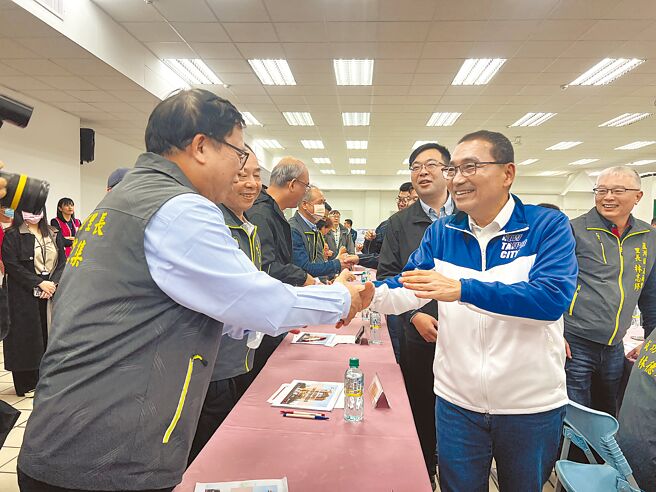 新北市长侯友宜（前排右）13日出席芦洲区行动治理座谈会，期盼中央尽快核定芦洲南北侧农业区整体开发案。（吕健豪摄）