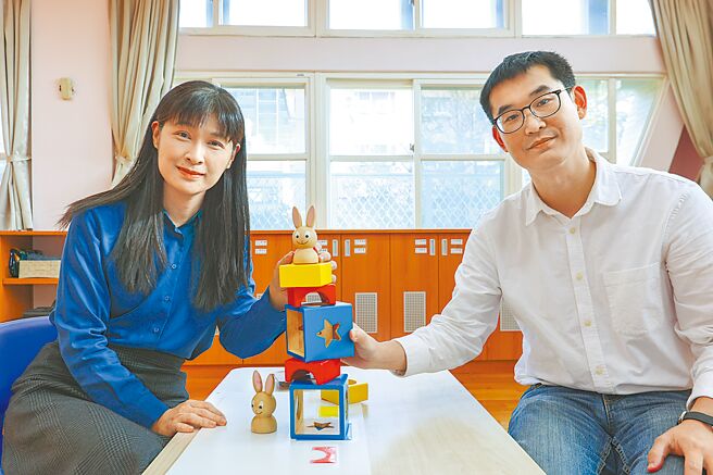 清华大学幼教系特聘教授周育如（左）携手生科系副教授郭崇涵（右），合作进行社交互动的跨物种创新研究。（清大提供／王惠慧新竹传真）