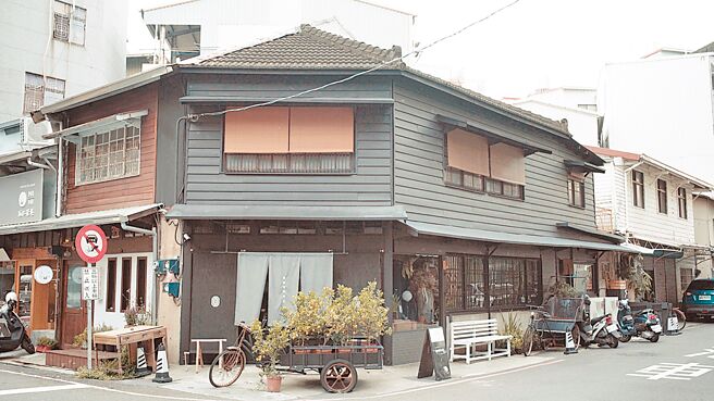嘉義市老屋卸妝計畫修繕「新華美西裝社」，重現老屋質樸之美，目前是人氣咖啡店。（嘉市府提供／廖素慧嘉市傳真）