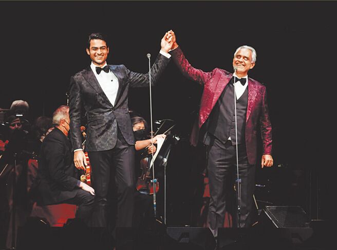 男高音安德烈波伽利（右）4月將在台北大巨蛋開唱。（牛耳藝術提供）