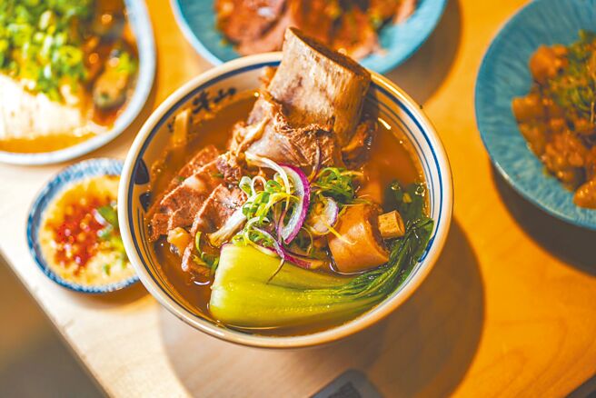 「有趣市集｜呷麵奇市」邀请到桃园排队名店「牛山．牛肉麵．烧肉饭」，将带来「招牌清炖牛肉麵」及两道市集限定料理。（有趣市集提供）