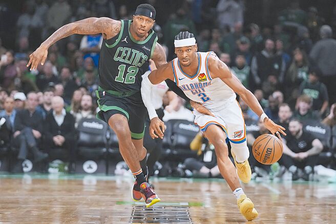 雷霆后卫亚歷山大（右）对塞尔提克攻下34分，展现问鼎MVP的实力。（美联社）