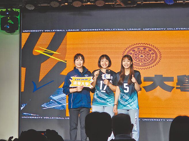 清華大學教練施惠方（左）和球員陳郁睿（中）、李思依（右），對於可以參加4強決賽非常興奮。（陳筱琳攝）