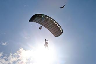 陸軍航特高空滲透傘訓 萬呎高空躍下精準著陸  廣儲師資種能