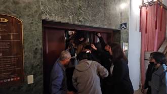 華岡校慶意外！8名「加總500歲」資深藝人困總統電梯「狂敲門求救」