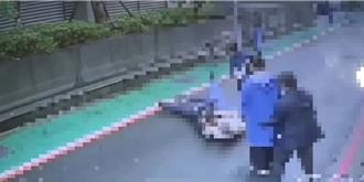 不爽手機被碰撞摔地！莽男追出理論 街頭爆發全武行