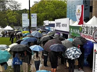 不畏大雨搶科技廠職缺 桃竹苗就博會吸逾2萬人次投履歷