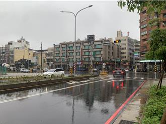 直行車道突變右轉車道 中壢運動公園周邊藏陷阱 交通局出手了