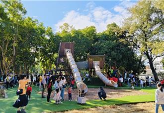 台中后里森林公園太夯 大批車輛停草皮違規亂象多