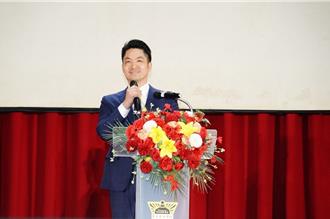 蔣萬安華岡校慶獻唱告五人歌曲 盼台北提供更多藝文表演舞台