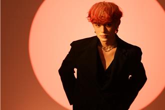 新作視覺巧撞「血月」奇景！呂植宇幽默自稱天文預測家