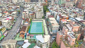 新店建國泳池 議員促都更活化