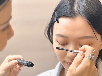 刷睫毛膏不慎 易染過敏性結膜炎