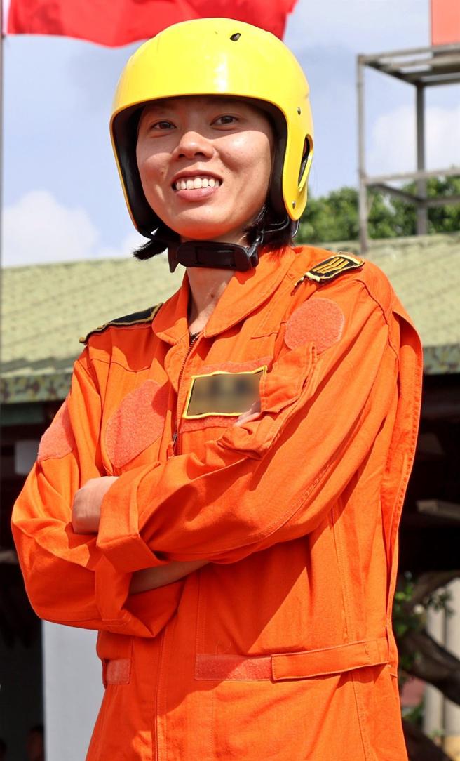 谢纯萍上兵。（记者孙建屏摄）