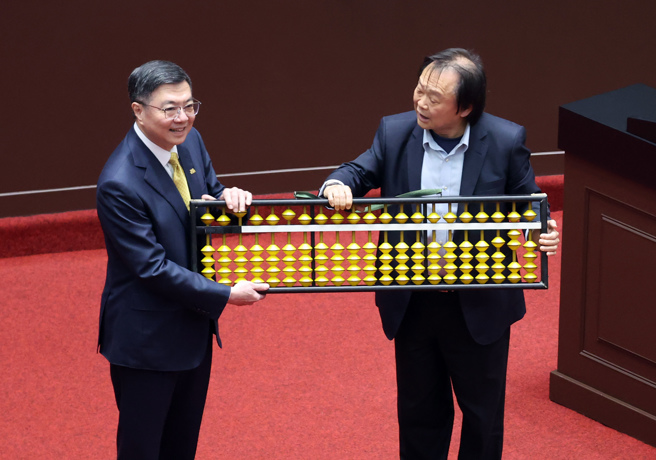 立委王世坚（右）在14日总质询中准备大算盘赠送给行政院长卓荣泰（左），希望内阁未来能精打细算。（资料照／姚志平摄）