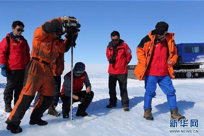 圖為大陸科考隊員在藍冰區用冰鑽鑽冰了解相關情況。（示意圖／新華社）