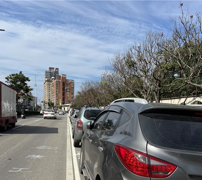 為改善八里區龍米路一段及二段路邊停車秩序，新北市交通局繪設近200個汽車停車格及105個機車停車格。（圖／新北市交通局）