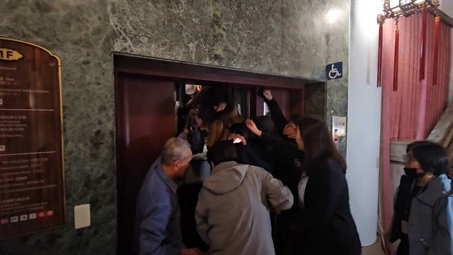 8名「加总500岁」资深艺人困总统电梯，中山堂立刻进行故障排除救人。(游定刚摄)