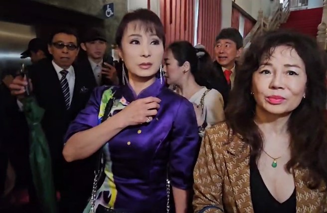 资深艺人获救后走出电梯后惊魂未定。(游定刚摄)