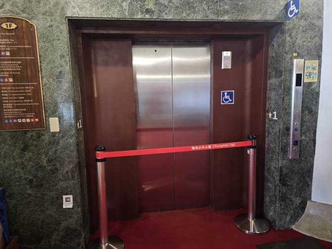 事发后总统电梯已经用红龙围起。(游定刚摄)