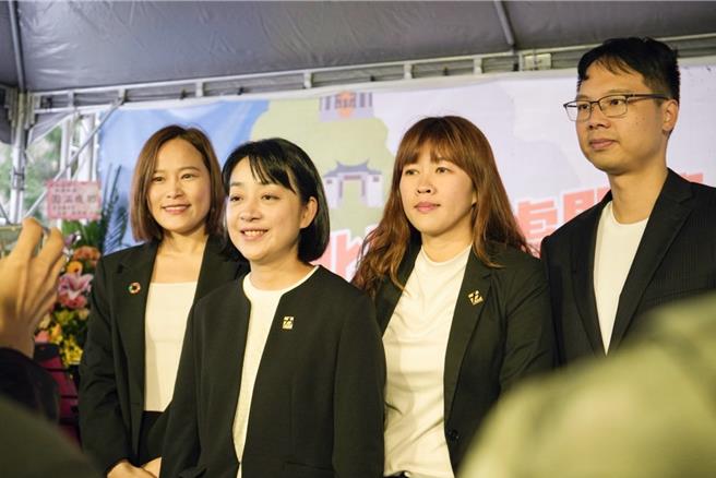 时代力量党主席王婉谕（左二）15日于竹北市宣布开办教育创新计画「加谕附小」。（王婉谕提供／邱立雅竹县传真）