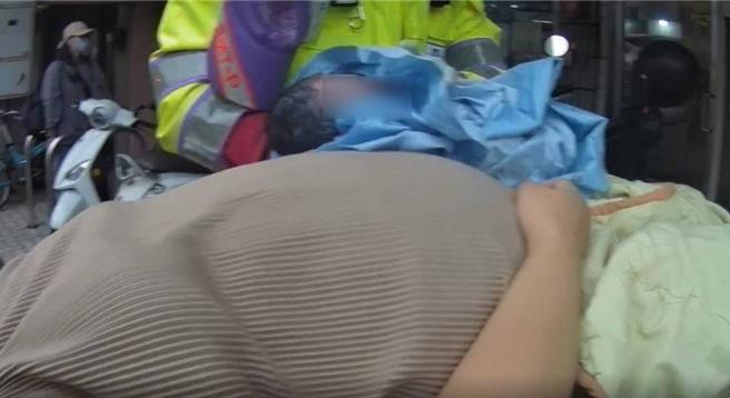 桃园市消防局第四大队復兴分队13日下午接获25岁田姓孕妇报案称肚子出现阵痛需要协助，救护员抵达现场时田女已有产兆。孰料，在救护车行驶途中，田女阵痛频率与强度加剧，随后看到婴儿头部已逐渐推出产道，救护人员立即给予协助，并在救护车上顺利产下1名女婴。（消防局提供／廖姮玥桃园传真）