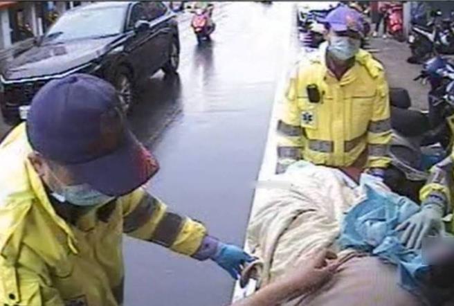 桃园市消防局第四大队復兴分队13日下午接获25岁田姓孕妇报案称肚子出现阵痛需要协助，救护员抵达现场时田女已有产兆。孰料，在救护车行驶途中，田女阵痛频率与强度加剧，随后看到婴儿头部已逐渐推出产道，救护人员立即给予协助，并在救护车上顺利产下1名女婴。（消防局提供／廖姮玥桃园传真）