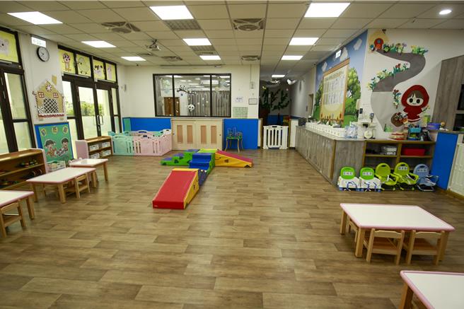 苗栗县苑里镇新復中心自2022年开设以来，最初可收托12名婴幼儿，随着需求增长，转型为公设民营托婴中心后，收托名额增至30名，并新增两个临时托育名额。（吕丽甄摄）