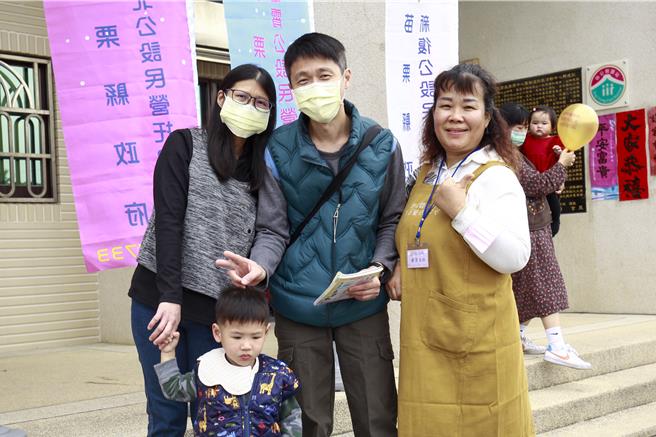 苗栗县政府为应对日益严重的少子化问题，15日在苑里镇举行新復公设民营托婴中心揭牌暨社区宣导活动。随着中心升格，收托名额增至30名，并新增临时托育服务，让更多家庭受益。（吕丽甄摄）