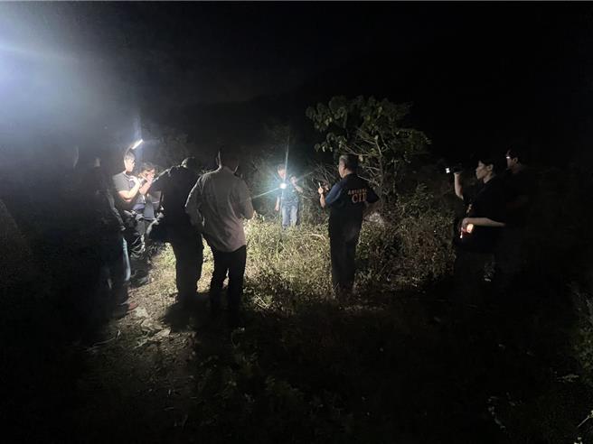 目前警方在张家寻获做案用球棒，至于水果刀，夫妻2人说「已丢弃」，但丢弃的地点不愿意透露。（民眾提供／纪爰高雄传真）