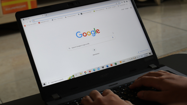 一名网友用Chrome浏览器，被年轻人说「老人才用Chrome」，让他超傻眼。（图：shutterstock／达志）