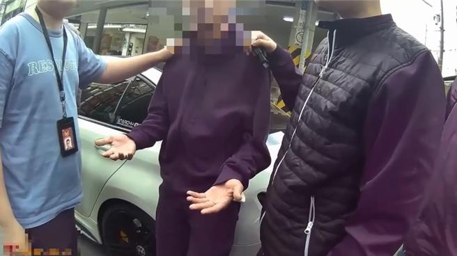 嫌犯假藉面交手表，趁机袭击买家，落网后还被警方搜出毒品。（三重警分局提供）