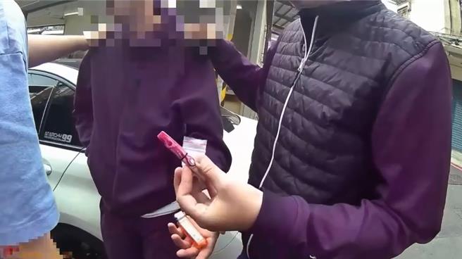 嫌犯假藉面交手表，趁机袭击买家，落网后还被警方搜出毒品。（三重警分局提供）