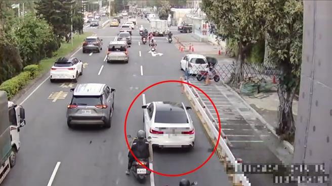 嫌犯犯嫌开车前往第一案地点。（三重警分局提供）