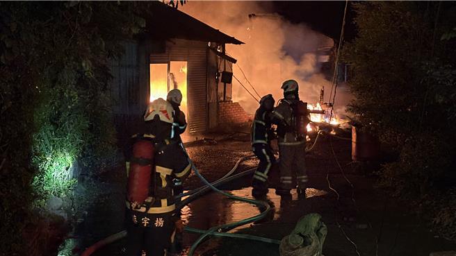嘉义县中埔乡义仁村今(15日)凌晨发生住宅火警，65岁男烧成焦尸。(嘉县消防局提供／吕妍庭嘉义传真)