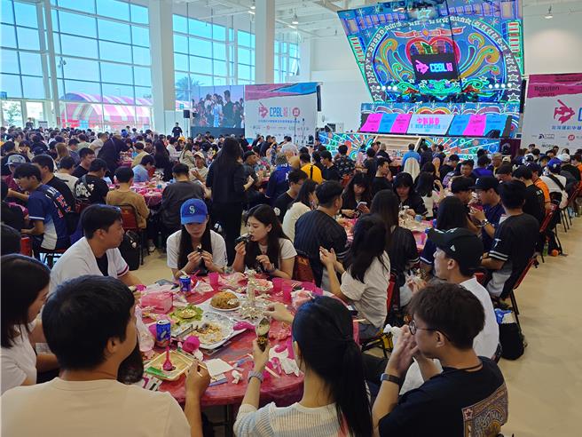 中華職棒今年開季活動移師高雄展覽館，15日邀請內門知名辦桌大師準備豐盛佳餚，席開100桌開放900名球迷共襄盛舉。（任義宇攝）