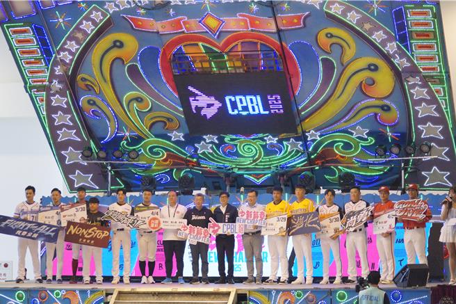 中華職棒開季「大辦桌」中公布年度口號「新篇章」，各隊也公布全新年度口號。（任義宇攝）