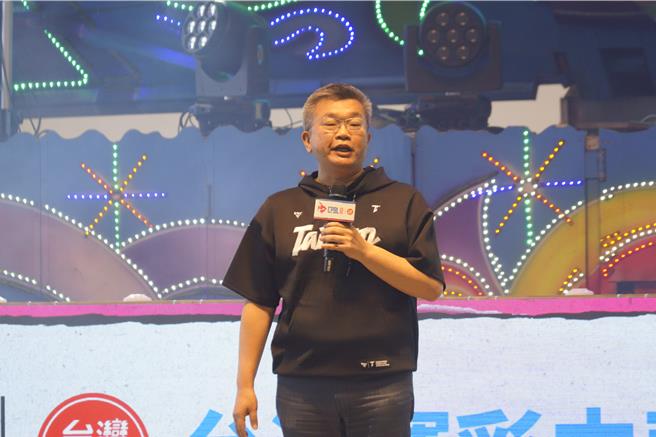 中職會長蔡其昌展望新球季票房，期望在12強熱潮帶動下，明年場均進場人數能突破9000人再創新高。（任義宇攝）